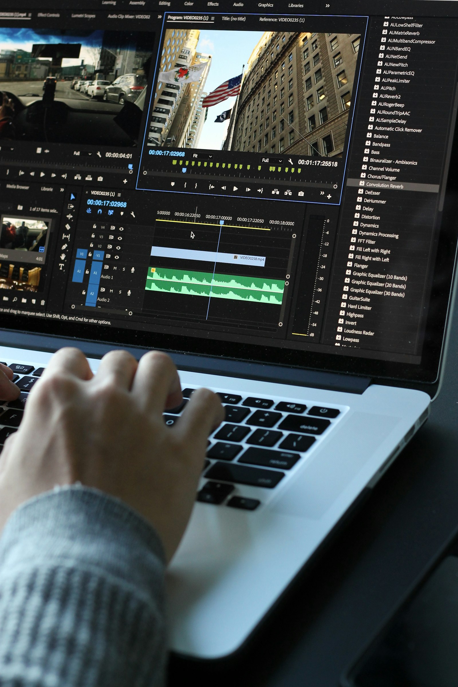 Montage vidéo sur timeline avec écran de contrôle